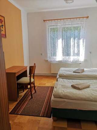 Проживание в семье Villa Centrum Młodości Августов Шале с двумя спальнями-1